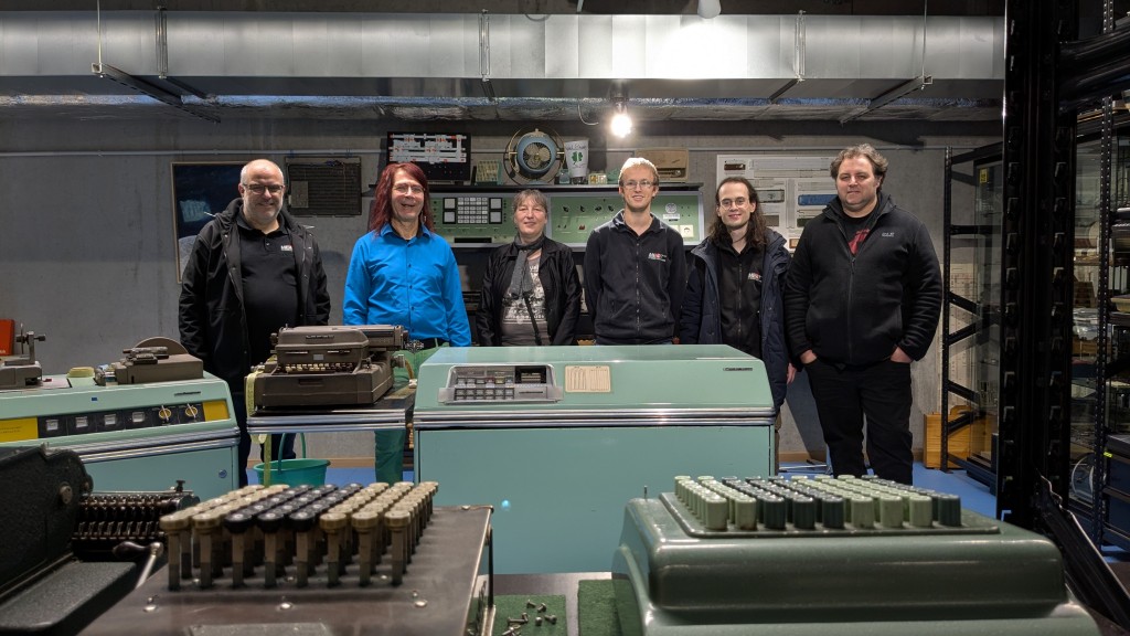 omputer die älter Sind als wir selbst und noch immer funktionieren - ein Traum!
Massenhaft IT-Geschichte, angefangen beim Abakus über mechanische Rechner, bis zu schrankwand-großen Computern. Sensationelle, liebevoll gepflegte Computer-Technik Sammlung bis in die 1980er.